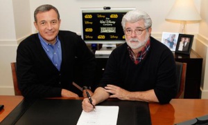 George Lucas y Robert "Bob" Iger durante la firma del acuerdo